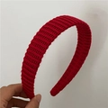 Détail d'un bandeau en tricot rouge montrant la texture épaisse et le tissage en laine - Laine Fine / Rouge