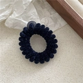 Dettaglio dell'elastico per capelli in velluto blu scuro con morbida texture e fibbia - Peluche con Perline / Blu navy