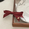 Vue détaillée d'une barrette à nœud en satin rouge foncé avec un accent doré élégant - Pince à Bec Nœud Rouge Vin / Bordeaux