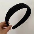 Vue détaillée d'un bandeau en maille côtelée noire avec motif de points verticaux - Laine Fine / Noir