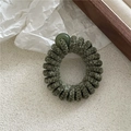 Dettaglio dell'elastico per capelli a cavo telefonico in velluto verde scuro con perla - Peluche con Perline / Verde