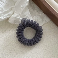 Gros plan d'un élastique spirale en peluche gris avec une texture de flocage doux - Peluche Perlée / Gris