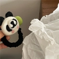 Nahaufnahme von süßem Panda-Haargummi aus Wollfilz mit elastischem Band und grünem Ball - Panda