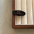 Detailansicht der schwarzen Leder-Haarklammer mit Karomuster und roten Kirschen-Dekor - Kirsche Schwarz Oval