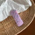 Détail d'une pince à cheveux BB en laine tricotée violette et rose sur fond blanc - Violet