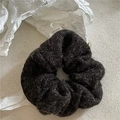Vue macro d'un chouchou en tricot marron foncé avec laine douce et design élastique - Chouchou Étiquette Coeur Or / Gris foncé