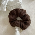 Gros plan sur chouchou tricoté marron avec texture en laine et pendentif cœur doré - Chouchou Étiquette Coeur Or / Marron