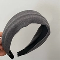 Détail d'un large serre-tête en tissu gris foncé avec doublure intérieure noire - Gris