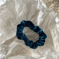 Detalle del coletero de terciopelo azul pavo real con textura suave y diseño plisado - Verde azulado