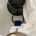 Détail de l'élastique géométrique en acétate avec gravure Creation France et breloque bleue - Carré (H2.1) / Bleu Saphir
