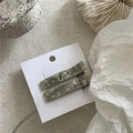 Detail von Acetat-Haarspangen mit Marmormuster im 2er-Set auf Displaykarte - Khaki-Weiße Textur (D4.3)