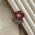 Vista detallada de la flor de ganchillo artesanal con hojas verdes sobre terciopelo blanco - J8.1 Pinza De Flor