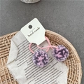 Detailansicht handgefertigter Bommel-Haargummis mit lila und rosa Plüschbällen - Rosa Grau