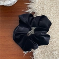 Detalle de coletero de terciopelo negro que muestra textura suave y brillo elegante - Negro