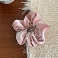 Detalle de coletero de terciopelo rosa con textura suave de tela y pliegues - Rosa