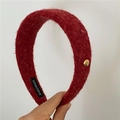 Detalle de diadema de lana roja con etiqueta hecha a mano y hebilla metálica - Rojo