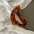 Macro shot of French hollow heart hair claw with vintage amber tortoiseshell pattern - Yellow Leopard