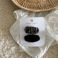 Detail van geruite en zwarte fluwelen ovale haarclips op een mode-displaykaart set - Zwart (Kleurrijk Ovaal Paar)