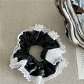 Primer plano de coletero de cuero PU negro con adorno de encaje blanco y textura brillante - Negro (G7.4)