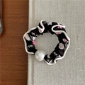 Detalle de coletero de tela floral con flores rosas, borde ondulado blanco y perla - Tela Negra Floral Rosa con Cuenta Blanca