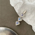 Détail de trois cristaux en forme de cœur irisé sur une barrette en métal argenté et zircons - Blanc Irisé