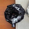 Dettaglio di un elastico floreale con pizzo bianco su uno sfondo di legno in stile vintage - Pizzo Floreale Nero