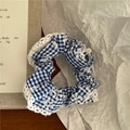 Gros plan d'un chouchou à carreaux bleus avec dentelle sur fond esthétique épuré - Chouchou / Bleu Foncé (Petit)