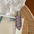 Detalle de la pinza de resina veteada violeta con base de metal plateado - Gris Púrpura