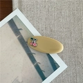 Détail de la pince à cheveux ovale jaune moutarde avec cerise en strass rose et feuille - Pince à Bec de Canard Cerise / Jaune Kaki