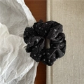 Dettaglio di elastico per capelli in tessuto nero a fiori con trama a pieghe - Stile a pois / Piccolo / Nero