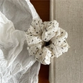 Dettaglio di un elastico per capelli floreale con trama a pieghe su sfondo rustico - Stile a pois / Piccolo / Bianco