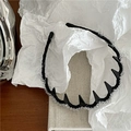 Dettaglio del cerchietto nero con punte a dente di squalo e strass di cristallo lucidi - D6.3 Stile Decorazione Strass