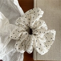 Dettaglio dell'elastico per capelli floreale bianco con piccoli fiori neri e pieghe - Stile a pois / Grande / Bianco