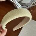Detalle de diadema verde claro que muestra la tela texturizada y el forro de gamuza - Amarillo