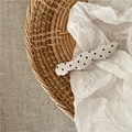 Fermaglio per capelli in tessuto a pois neri e bianchi su un vassoio di paglia rustico - Forma a onda / Onda Bianca (Fermaglio a Becco d'Anatra)