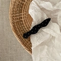 Dettaglio di un fermaglio per capelli in tessuto nero a pois bianchi con forma a onda - Forma a onda / Onda Nera (Fermaglio a Becco d'Anatra)