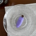 Dettaglio del fermaglio per capelli in resina opaca viola su un piatto di vetro - Viola