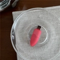 Mini power bank rosa a forma di capsula con connettore su lino grigio e legno - Rosso Anguria
