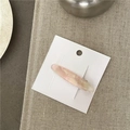Detalle de la textura de mármol rosa de la pinza ovalada de acetato sobre tarjeta - Rosa fantasma