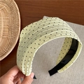 Detalle de diadema plisada con lunares crema, textura rugosa y forro interior antideslizante - Amarillo