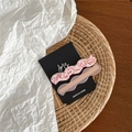 Détail de barrettes à cheveux en acétate rose ondulées avec motif de terrazzo - Motif Pierre Concassée Rose