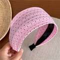 Detalle de diadema ancha rosa plisada con lunares negros en tela de gasa - Rosa