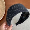 Detalle de diadema ancha negra con lunares blancos y textura de tela con pliegues - Negro