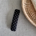 Dettaglio di un fermaglio per capelli rettangolare a pois bianchi e neri su panno di lino - Rettangolare / Nero Rettangolare