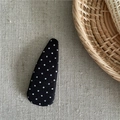 Dettaglio di un fermaglio per capelli a triangolo con trama a pois neri e bianchi - goccia / Goccia d'Acqua Nera