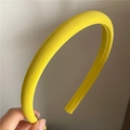 Nahaufnahme der gelben Köperstoff-Struktur auf einem breiten gepolsterten Mode-Haarband - Dünner Stil (G1.2 Dünn) / Gelb