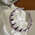 Dettaglio del cerchietto in tessuto lilla con dentini antiscivolo e trama scintillante fine - Viola