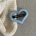 Gros plan d'une pince à cheveux en denim en forme de cœur avec coutures sur lin beige - Bleu Clair Cœur
