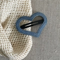Détail de la pince à cheveux en denim bleu en forme de cœur avec clip en métal noir - Bleu Foncé Cœur