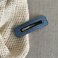 Gros plan d'une barrette BB rectangulaire en denim bleu avec surpiqûres détaillées - Rectangle Bleu Foncé
